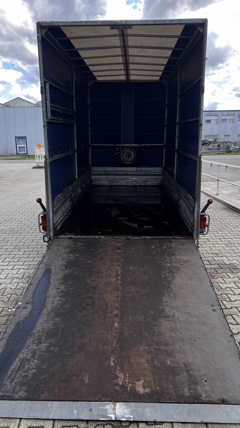 Anhänger für 9 Container