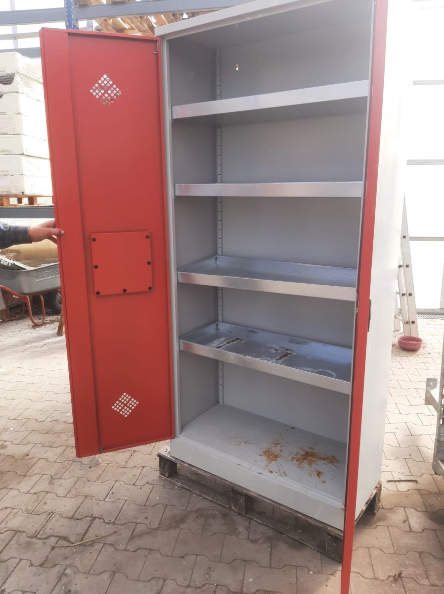 Giftschrank