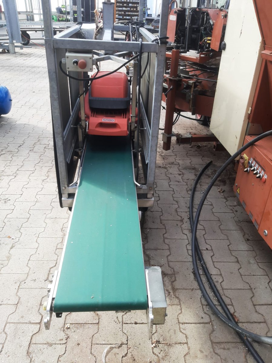 Stutzmaschine mit Rasenmäher für Jungware mit 6m lang Transportband 25cm breit