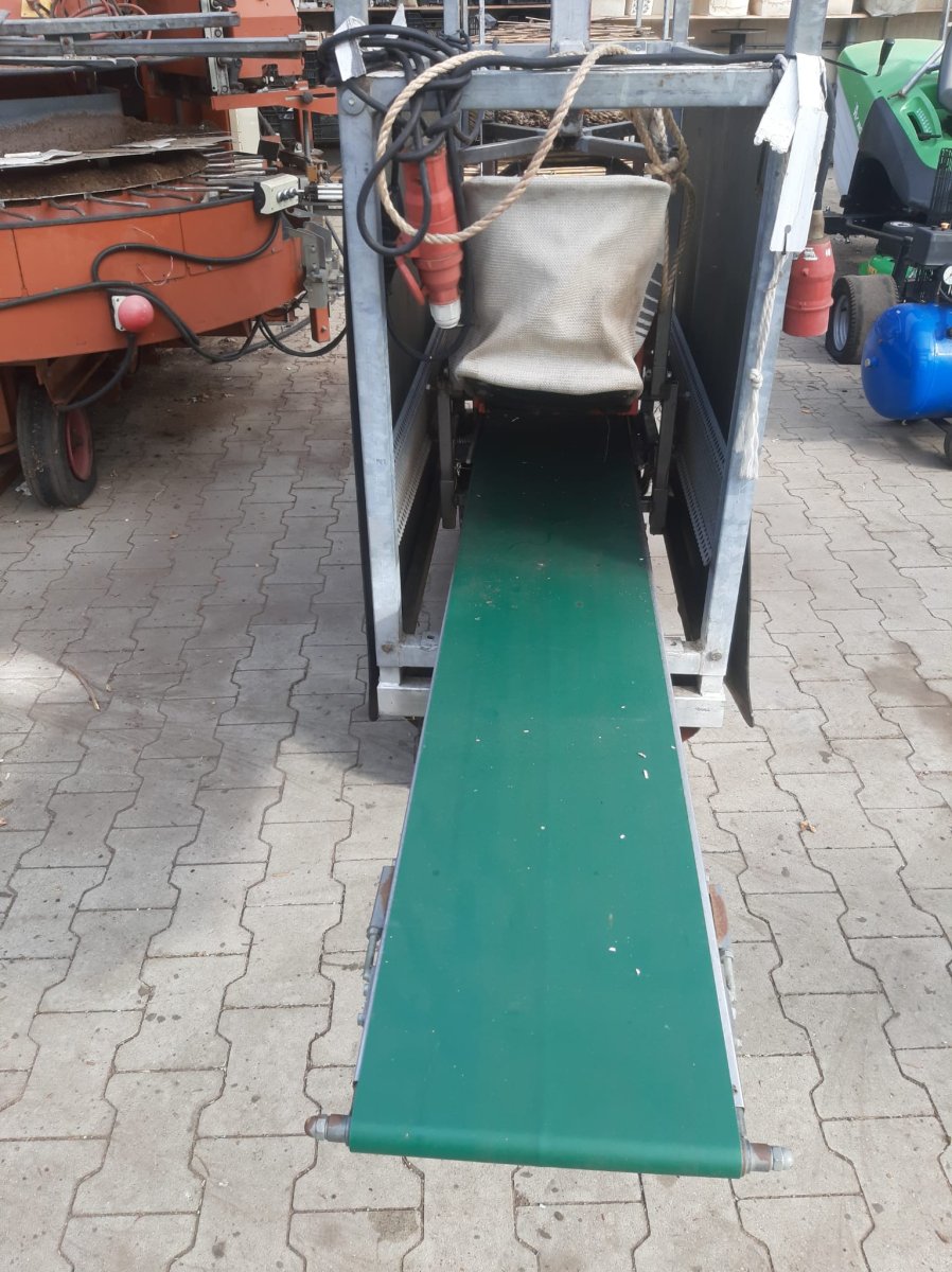 Stutzmaschine mit Rasenmäher für Jungware mit 6m lang Transportband 25cm breit